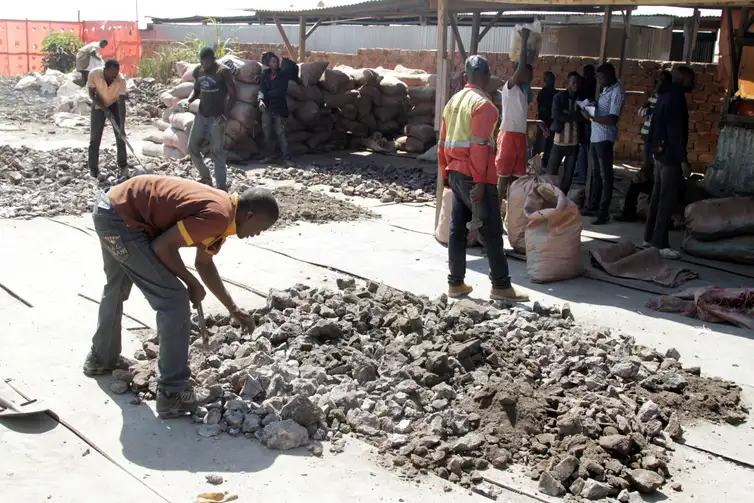 Artisanal miners work at the Tilwizembe, a former industrial copper-cobalt mine, outside of Kolwezi, the capital city of Lualaba Province in the south of the Democratic Republic of the Congo, June 11, 2016. Picture taken June 11, 2016. REUTERS/Kenny Katombe