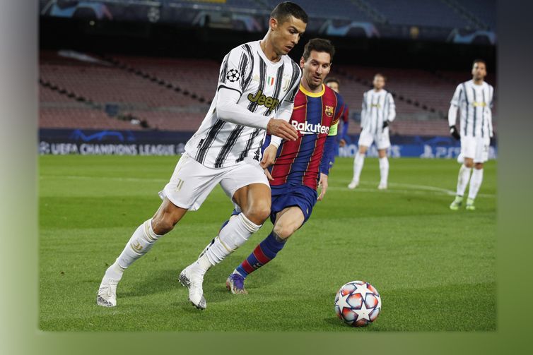 REUTERS/Albert Gea/Direitos reservados Cristiano Ronaldo e Lionel Messi durante partida Juventus x Barcelona