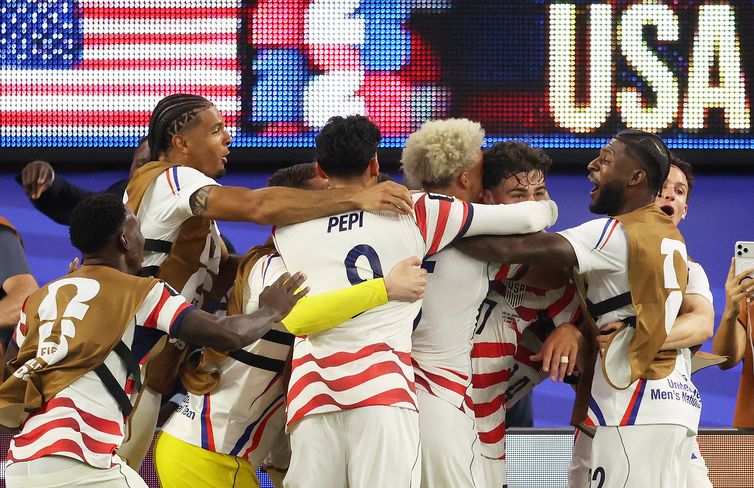 Soccer Football - FIFA World Cup 2026 - Group D - United States v Paraguay - Los Angeles Stadium, Inglewood, California, U.S. - June 12, 2026 Giovanni Reyna of the U.S. celebrates scoring their fourth goal with teammates IMAGN IMAGES via Reuters/Kiyoshi Mio