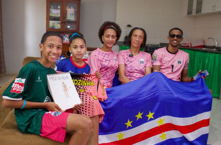 Ana Candida Evora, mãe do goleiro cabo-verdiano Vozinha, posa para uma foto com outros membros da família durante uma entrevista à Reuters, em sua casa no Mindelo, em São Vicente, Cabo Verde
16 de junho de 2026
REUTERS/Davidson Alves