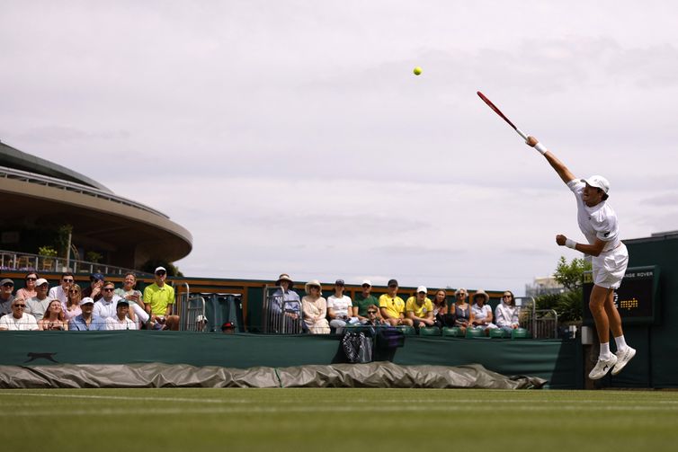 REUTERS/Andrew Couldridge/Proibida reprodução Tennis - Wimbledon - All England Lawn Tennis and Croquet Club, London, Britain - June 29, 2026 Brazil's Joao Fonseca in action during his first round match against Spain's Roberto Bautista Agut REUTERS/Andrew Couldridge