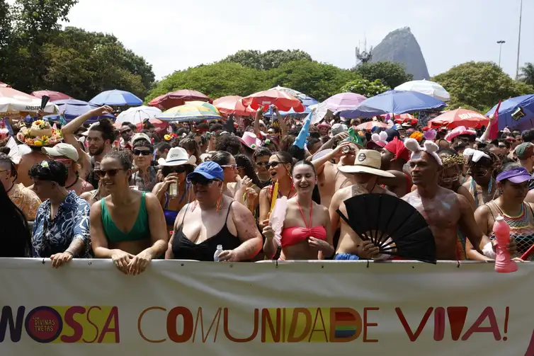 Rio de Janeiro (RJ), 15/02/2026 – Foliões curtem a apresentação do bloco Divinas Tretas, que toca com sua banda e atrai público LGBTQIAPN+ no Aterro do Flamengo. Foto: Fernando Frazão/Agência Brasil