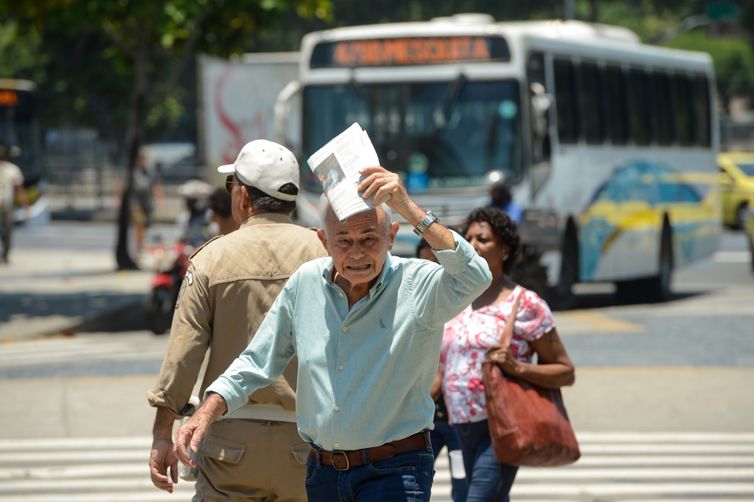 Tomaz Silva/Agência Brasil Rio de Janeiro (RJ), 14/11/2023 – População enfrenta forte onda de calor no Rio de Janeiro. Foto: Tomaz Silva/Agência Brasil