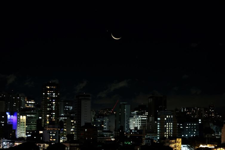 São Paulo (SP), 17/06/2026 - Planeta Vênus visto acima da Lua (fase Nova) que  apresenta 11% de sua superfície visível. Foto: Paulo Pinto/Agencia Brasil