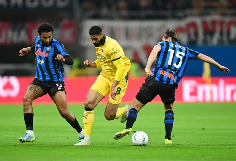 Soccer Football - Serie A - AC Milan v Atalanta - San Siro, Milan, Italy - May 10, 2026 AC Milan's Ruben Loftus-Cheek in action with Atalanta's Ederson and Marten de Roon REUTERS/Daniele Mascolo