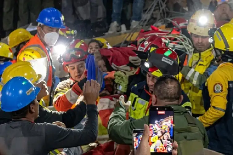 Caracas, 30/06/2026 - Rescate milagroso en Venezuela: Niña de 2 años, Marbelis Mijares, es liberada tras 4 días entre escombros. Se encuentra estable en el hospital. 
Más de 25 mil brigadistas continúan búsquedas.  Frame: TeleSur TV/Divulgação