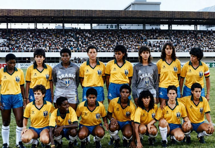 China. FOTO DE ARQUIVO - Jogadoras da Seleção brasileira de Futebol Feminino de 1988 posada. Em pé: Pelezinha, Suzana, Lica, Flordelis, Suzy, Simone, Elane e Fia. Agachadas: Russa, Roseli, Fanta, Michael Jackson, Marcinha, Sandra e Sissi.. Foto: Acervo Museu do Futebol/Divulgação