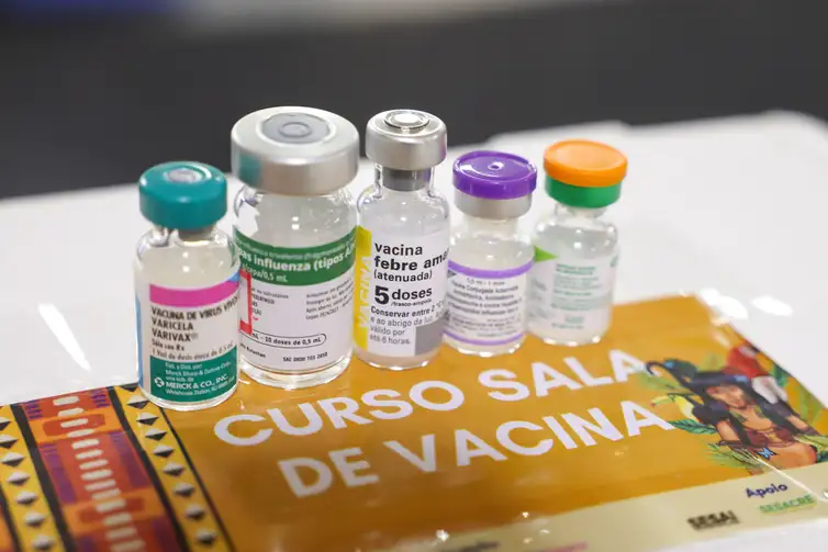 Rio Branco (AC), 07/05/2026 – Conjunto de vacinas apresentadas durante treinamento incluindo Vacina Varivax (catapora), vacina Febre Amarela, vacina Influenza, vacina contra o HPV e vacina pentavalente no curso Sala de Vacina, da MSD, ministrado em Rio Branco (AC). Foto: Tomaz Silva/Agência Brasil