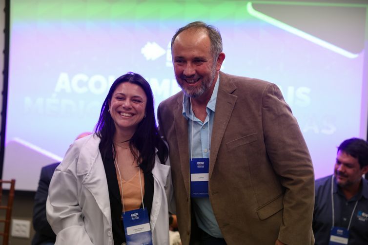 Tomaz Silva/Agência Brasil Rio de Janeiro (RJ), 10/06/2026 – A médica ginecologista Lorena Rodrigues Nascimento recebe jaleco durante cerimônia de acolhimento de médicos especialistas no Rio de Janeiro, no Instituto D'Or de Pesquisa e Ensino, em Botafogo, na zona sul da capital fluminense. Foto: Tomaz Silva/Agência Brasil