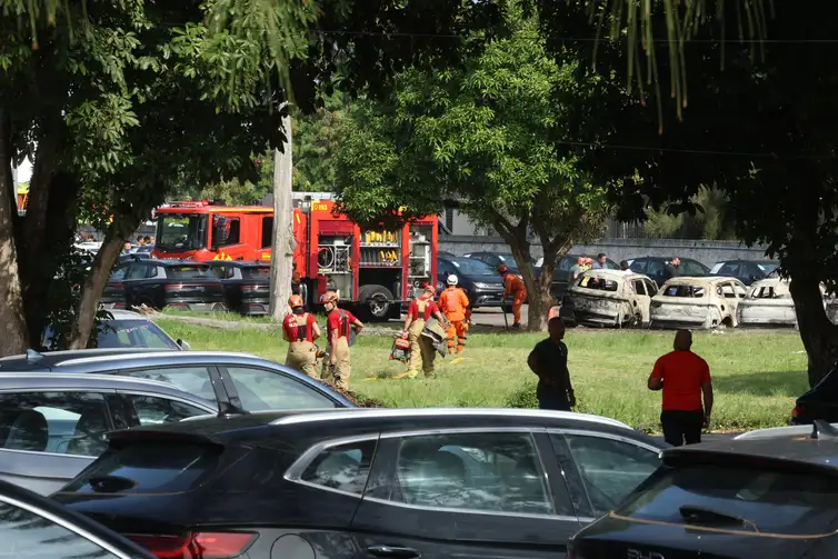 Rio d Janeiro (RJ), 14/06/2026 - Bombeios no local da queda de helicóptero. Foto: Tomaz Silva/Agência Brasil