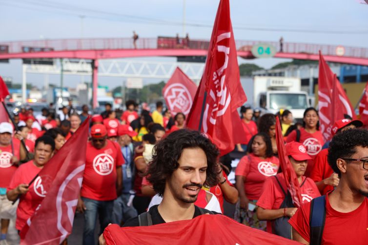 Rio de Janeiro (RJ), 30/06/2026 – Manifestantes participam de ato pelo fim da escala 6x1 e caminham pela Avenida Brasil, na Zona Norte do Rio de Janeiro. Foto: Tomaz Silva/Agência Brasil
