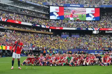 REUTERS/Dylan Martinez/Proibida reprodução Soccer Football - FIFA World Cup 2026 - Round of 16 - Brazil v Norway - New York New Jersey Stadium, East Rutherford, New Jersey, U.S. - July 5, 2026
Norway's Erling Haaland with teammates celebrate after the match as Norway qualify for the quarter finals of the World Cup REUTERS/Dylan Martinez
