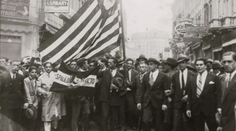Wikimedia Commons/ Divulgação Manifestantes na Rua XV de Novembro, em São Paulo-SP, durante os protestos ocorridos em 23 de maio de 1932. Foto: Wikimedia Commons/ Divulgação