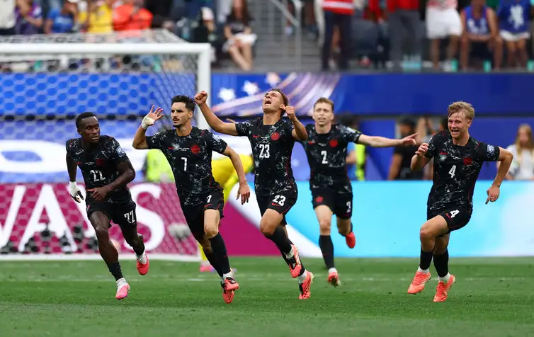 Stephen Eustaquio comemora com seus companheiros de equipe após marcar o gol da vitória do Canadá contra a África do Sul 
28 de junho de 2026
REUTERS/Matthew Childs