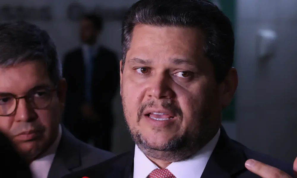 Alcolumbre envia PEC que extingue a escala 6x1 para a CCJ do Senado