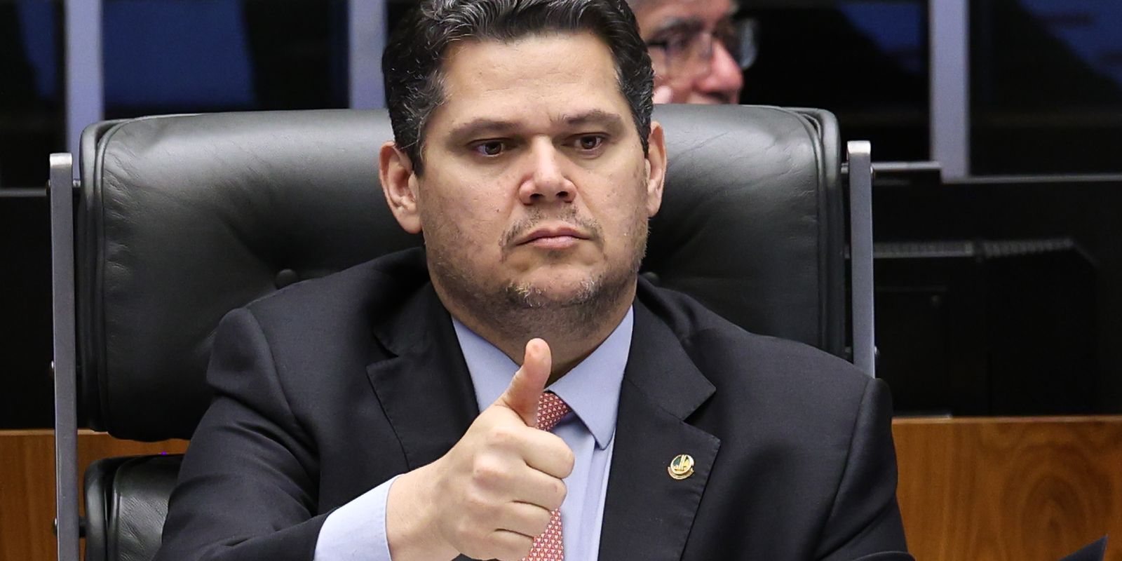 Alcolumbre libera tramitação de PEC que extingue escala 6x1 após conversa com Lula