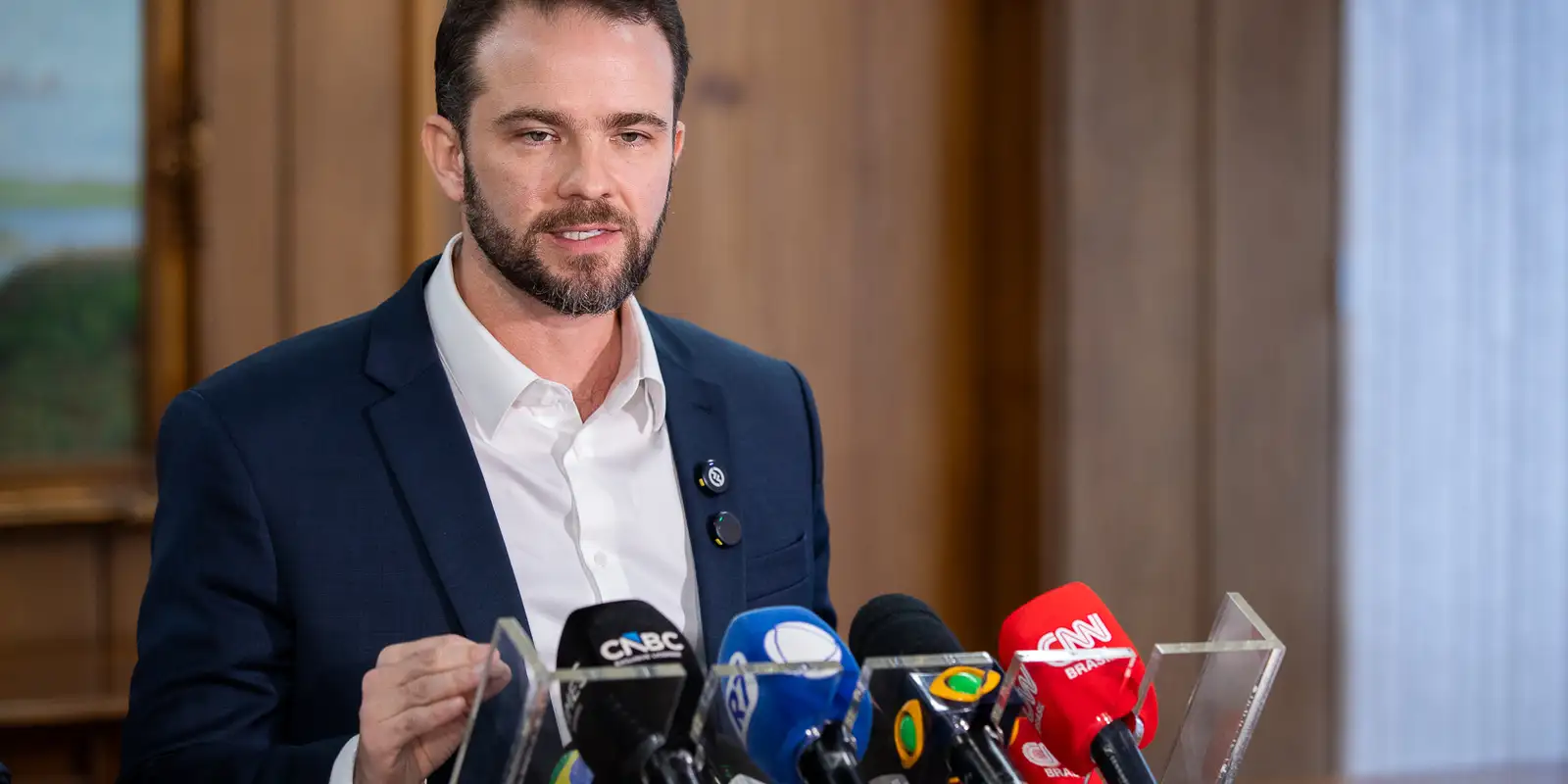 Governo consultará empresários para decidir sobre aplicação de lei contra os EUA