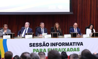 Presidente do TSE defende uso da urna eletrônica em encontro com embaixadores