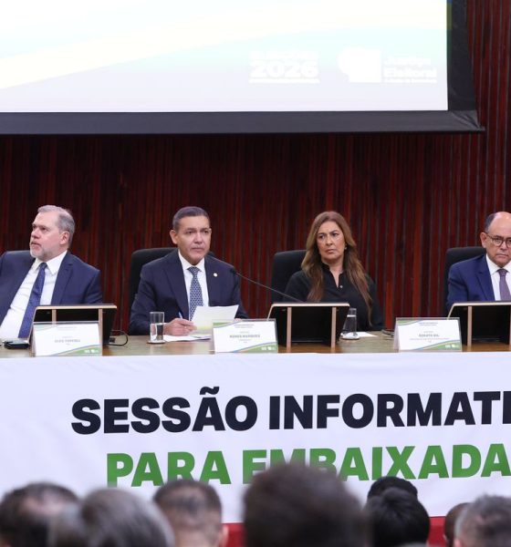 Presidente do TSE defende uso da urna eletrônica em encontro com embaixadores