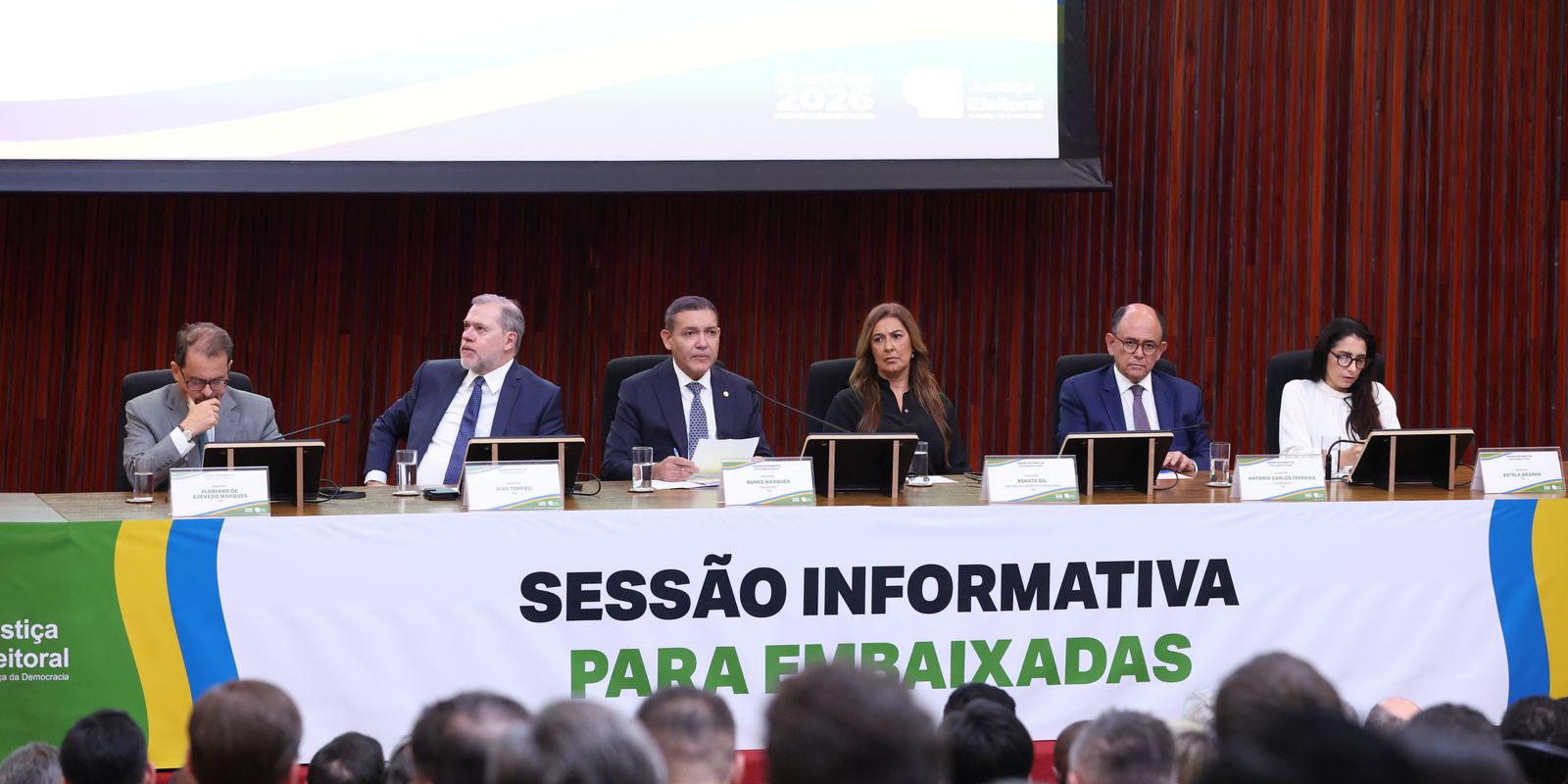 Presidente do TSE defende uso da urna eletrônica em encontro com embaixadores