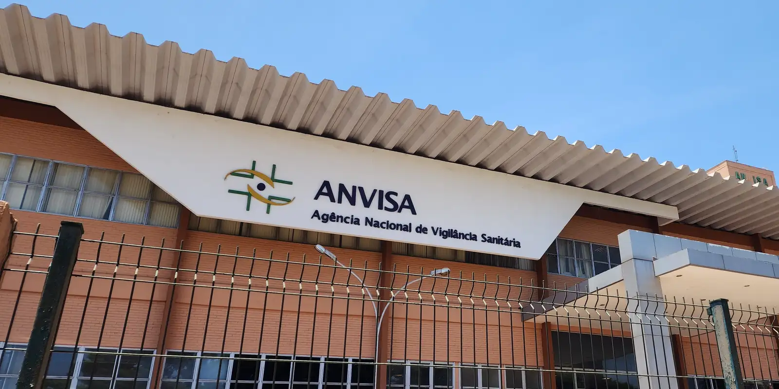 Anvisa proíbe fabricação e venda de cosméticos sem registro