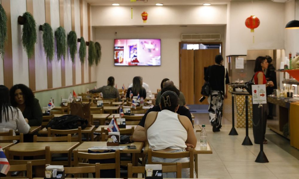 Serviços geraram 15,9 milhões de empregos e pagaram média de 2,2 salários mínimos em 2024