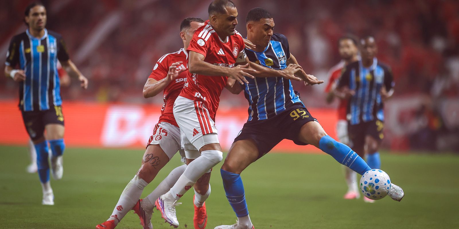 Internacional e Grêmio empatam sem gols nas quartas de final da Copa do Brasil