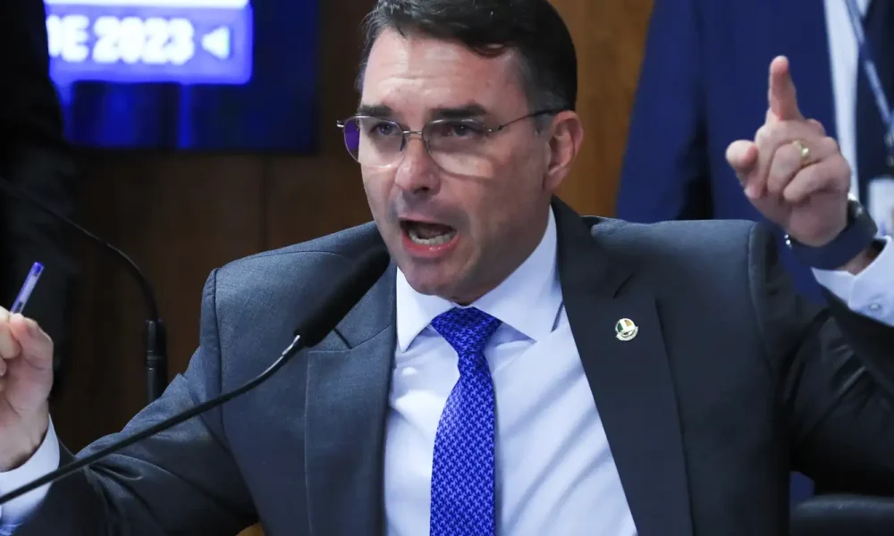 Missão pede investigação sobre suposta filiação falsa de Flávio Bolsonaro ao partido