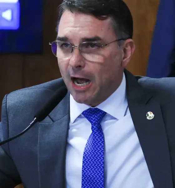 Missão pede investigação sobre suposta filiação falsa de Flávio Bolsonaro ao partido