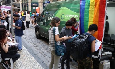 Transexuais e travestis realizam ato no Rio de Janeiro em defesa da democracia