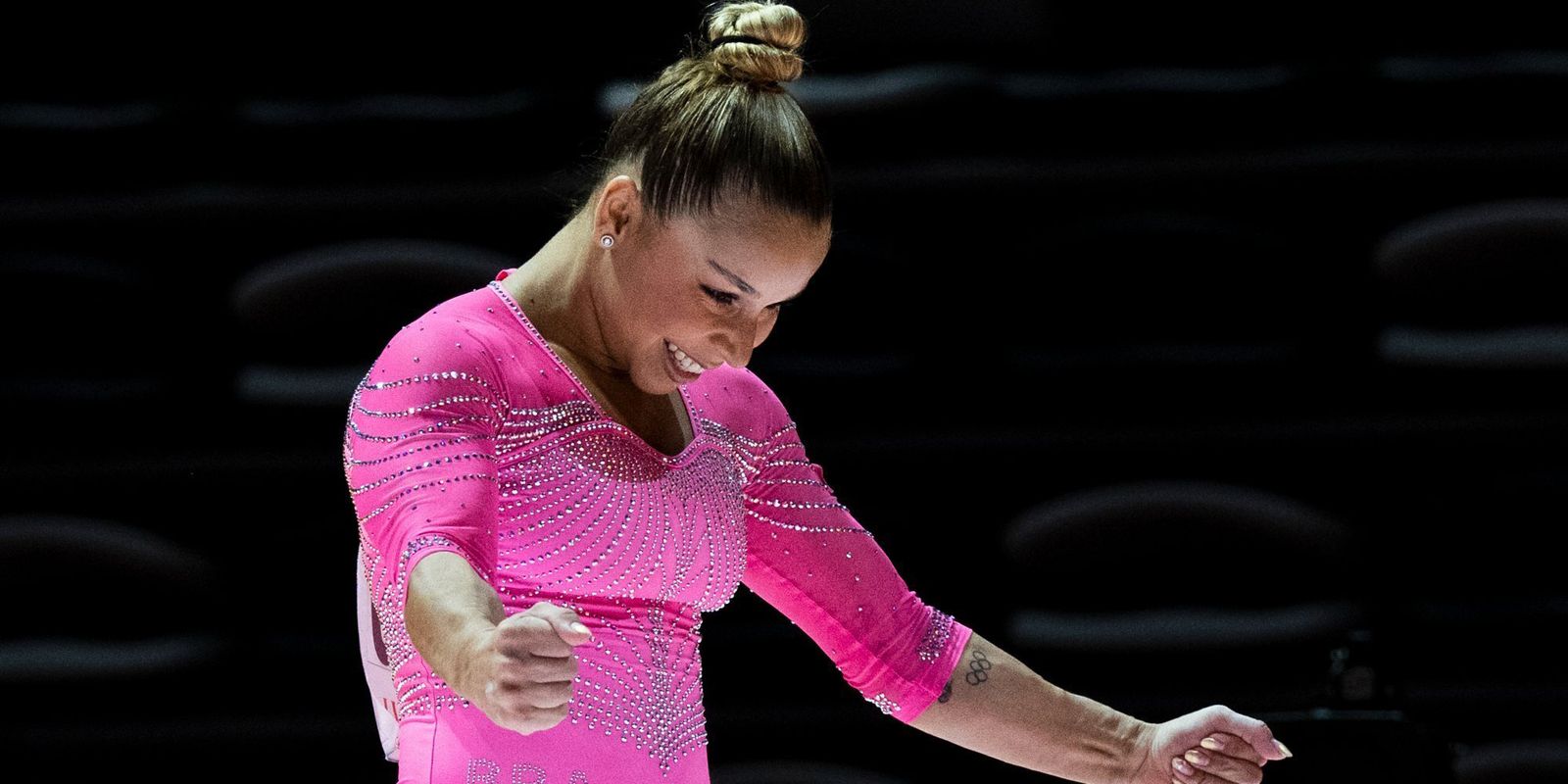 Flávia Saraiva conquista medalha de ouro nas assimétricas da Copa do Mundo de Ginástica