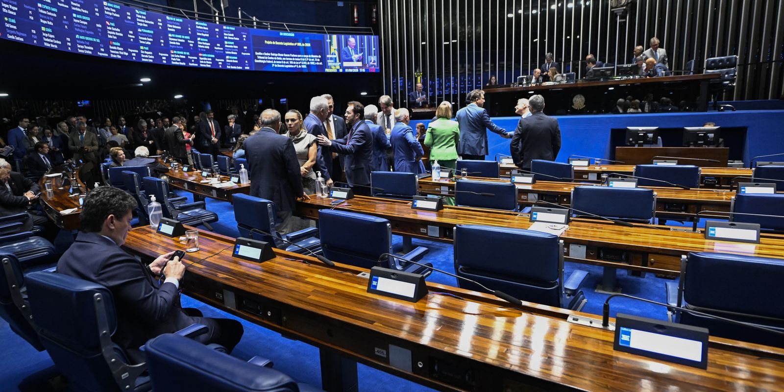 Aziz busca rito especial para votação da PEC da escala 6x1 no plenário