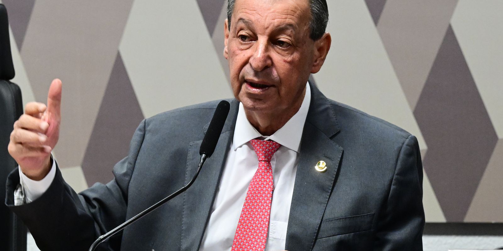 Relator da CCJ rejeita emendas da oposição que buscavam manter jornada 6x1