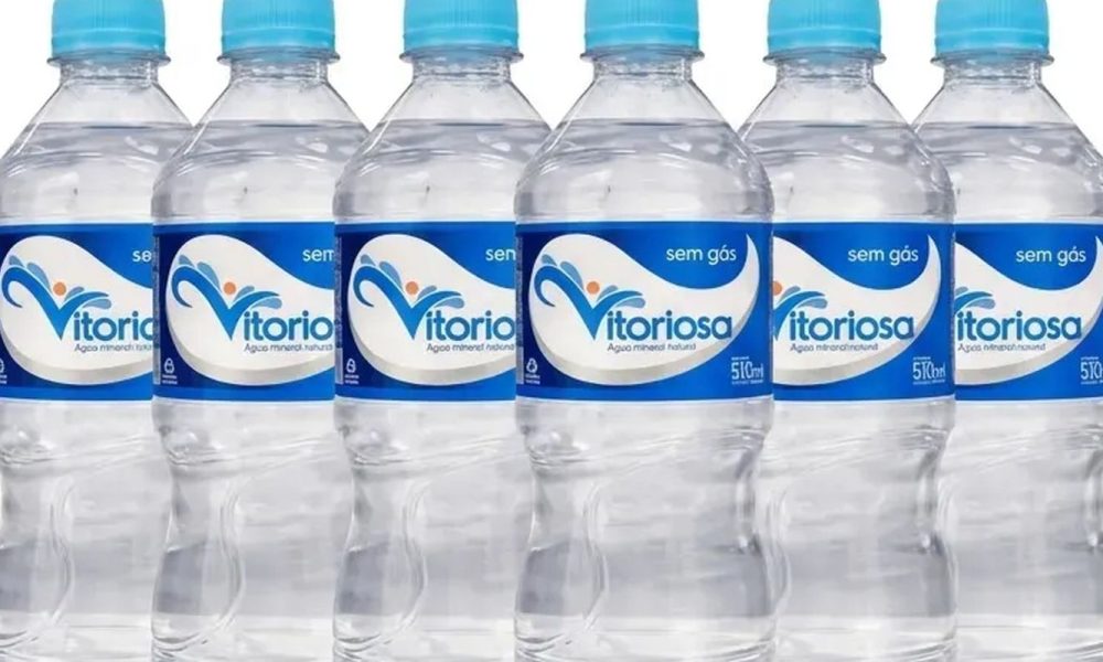 Anvisa proíbe comercialização de água mineral da marca Vitoriosa devido à presença de coliformes