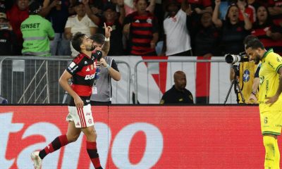Flamengo conquista vitória e se aproxima do Palmeiras, líder do Brasileirão, com um ponto de diferença