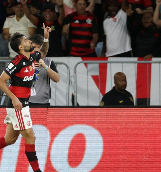 Flamengo conquista vitória e se aproxima do Palmeiras, líder do Brasileirão, com um ponto de diferença