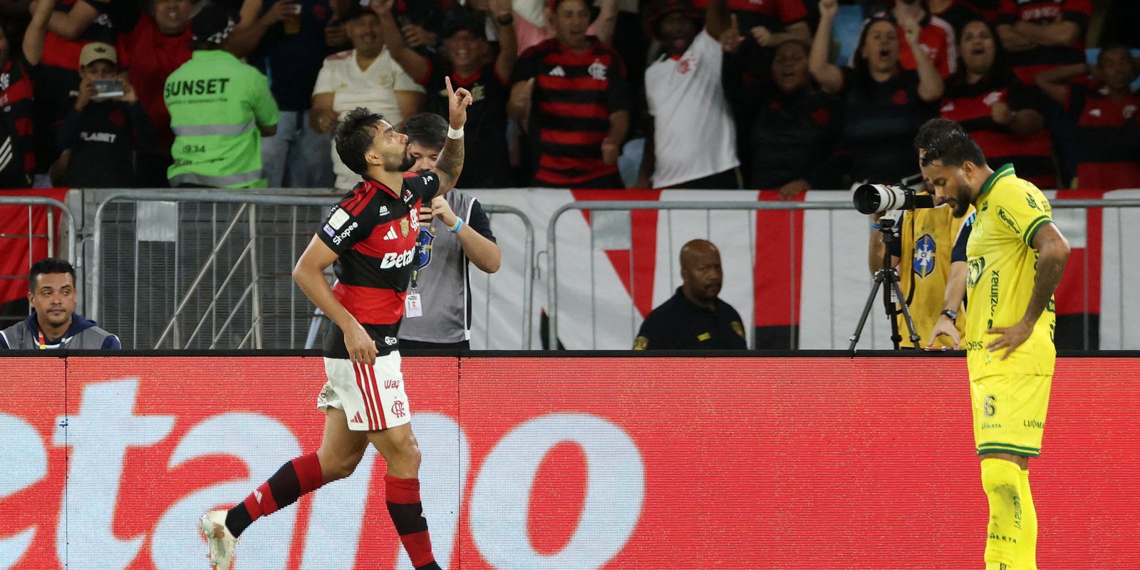Flamengo conquista vitória e se aproxima do Palmeiras, líder do Brasileirão, com um ponto de diferença