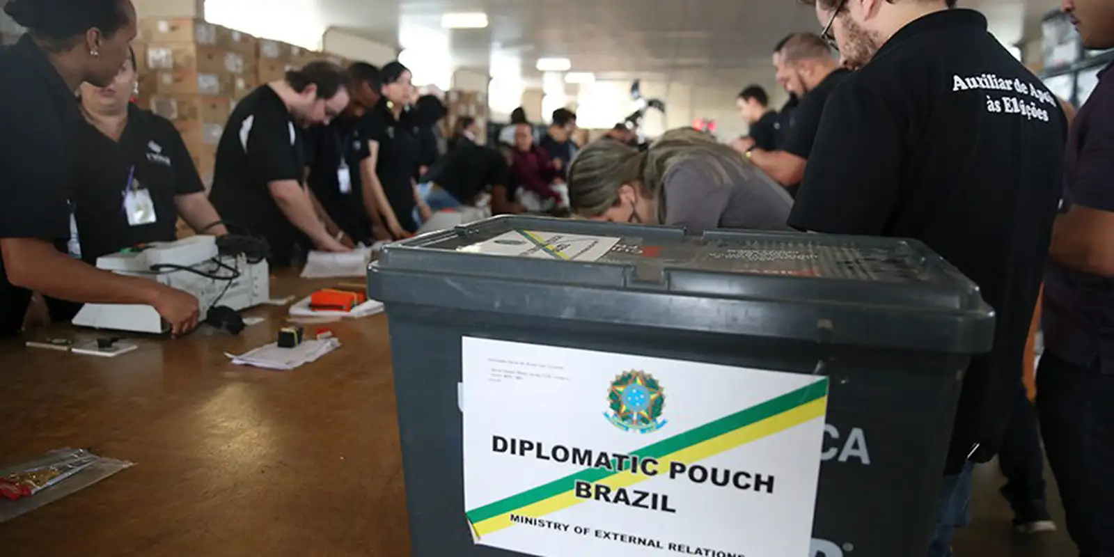 Quase 1 milhão de brasileiros no exterior poderão votar nas eleições de 2026