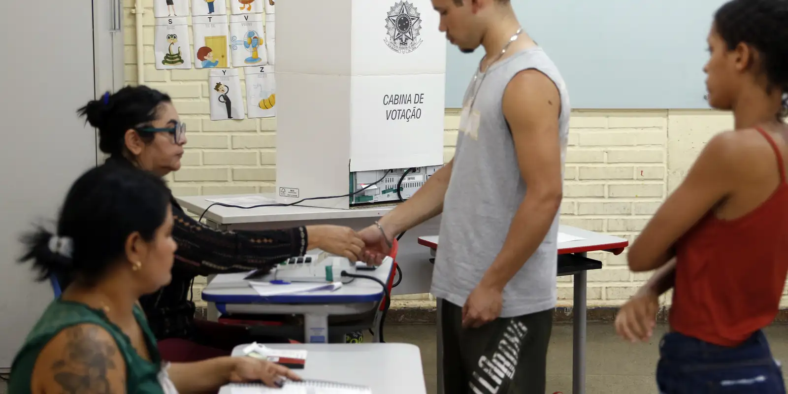 Caminhos da Reportagem destaca importância do voto para jovens e idosos
