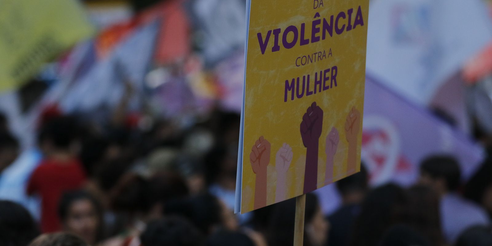 Plataformas digitais são obrigadas a informar canais de denúncia de violência contra a mulher