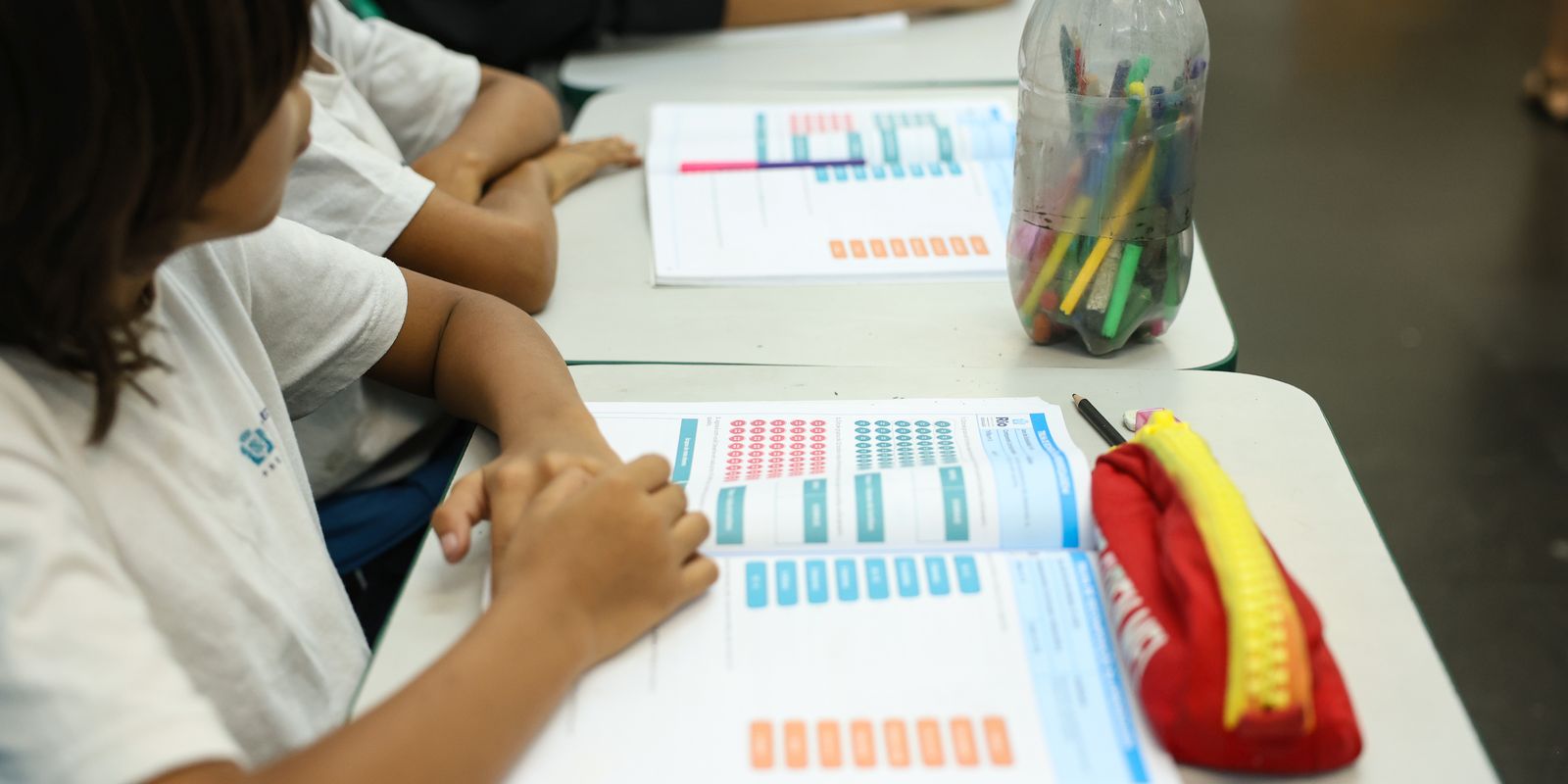 Prazo para escolas selecionarem livros didáticos para 2027 se encerra hoje